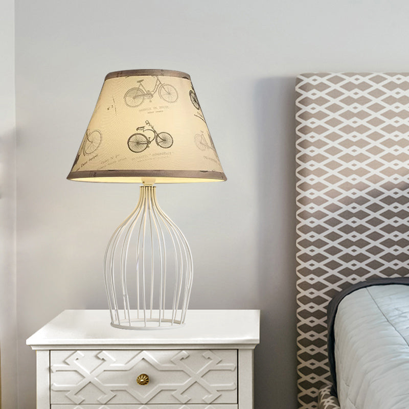 Elegante Tischlampe aus Metall mit konischem Lampenschirm