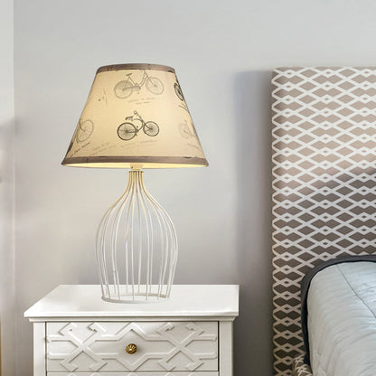 Elegante Tischlampe aus Metall mit konischem Lampenschirm