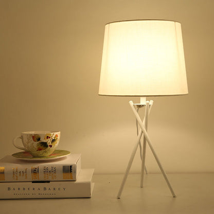 Elegante Tischlampe mit Stoffschirm