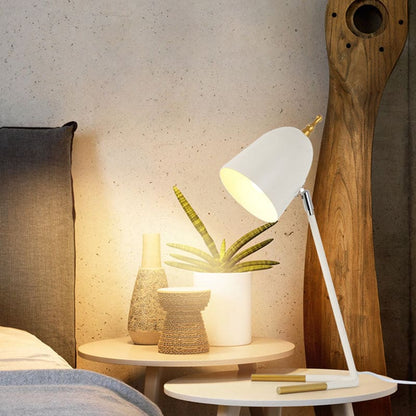 Elegante Schreibtischlampe aus Metall mit gewölbtem Lampenschirm
