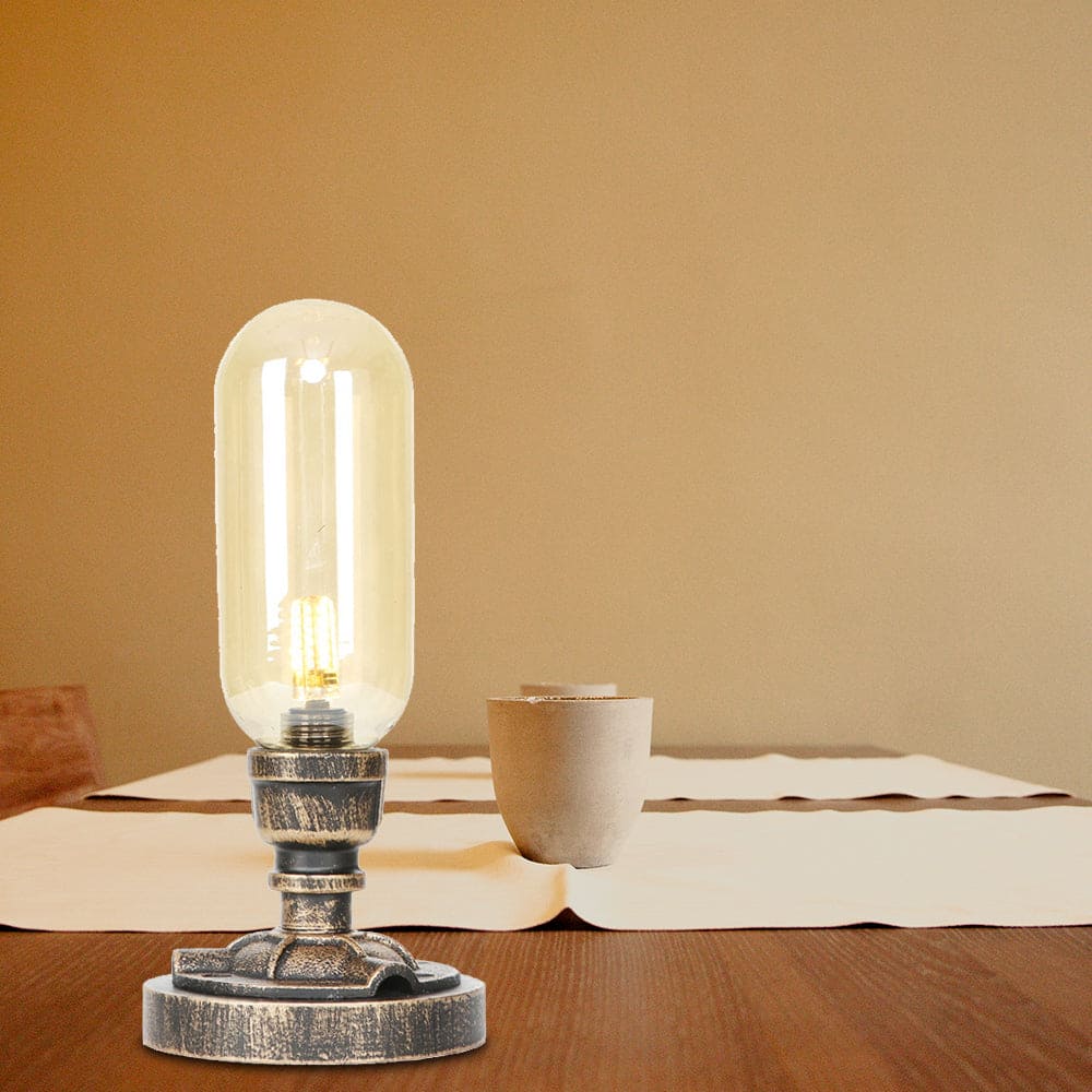 Elegante Metall-Tischlampe mit Industrie-Schirm