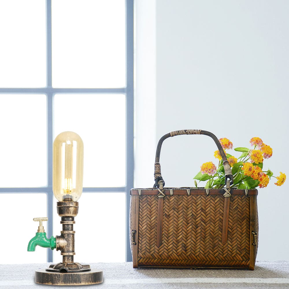 Elegante Metall-Tischlampe mit Industrie-Schirm