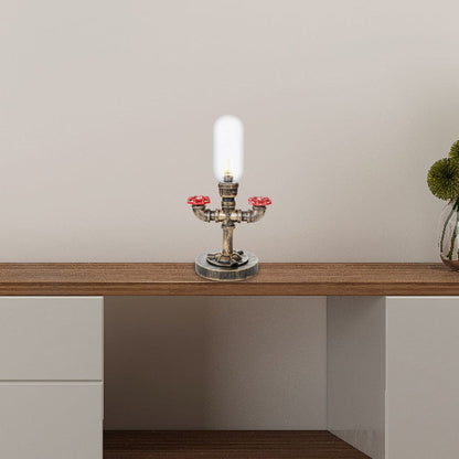 Elegante Metall-Tischlampe mit Industrie-Schirm