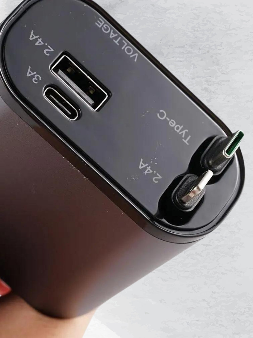 Schnellladegerät fürs Auto mit 4 Ports und Einziehbar