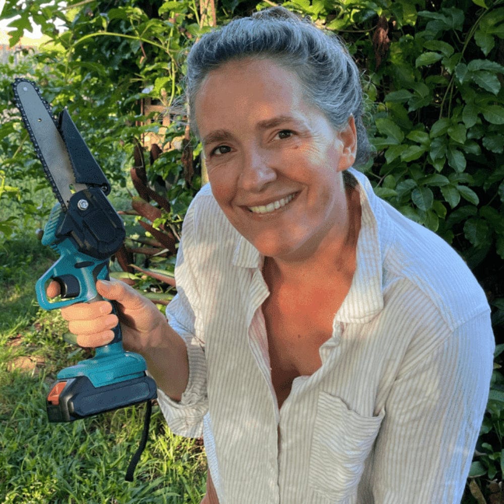 Marcherelle™ – Mini Tronçonneuse Sans Fil à Batterie Ultra Maniable & Puissante